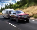 Range Rover rojo arrastra una caravana Airstream. Con el carnet B+E, puedes llevar este tipo de remolque.