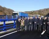 Grupo de personas en el viaducto A6, con un camión al fondo.