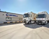 Dos camiones de CEFTRAL, listos para el curso de tráfico de mercancías por carretera.