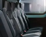 Asientos traseros del renault master interior, con cinturones de seguridad y ventana lateral.
