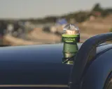 Baliza LED verde y plateada, modelo LEDONE CONNECTED, sobre el techo de un coche. Es una preseñalización de peligro para advertir en carretera.