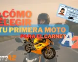 Joven con casco elige su primera moto para el carnet A2. ¡Obtén tu carnet moto 18 años y a rodar!