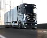 Camión Nikola Tre futurista en carretera, con su diseño aerodinámico y luces LED.