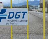 Cartel de la DGT, Dirección General de Tráfico, con el logo azul. Quizás aquí se preparen los códigos examen DGT.