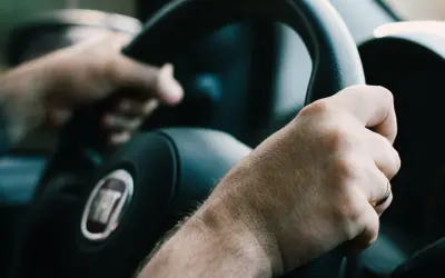 Manos al volante, sintiendo la libertad que da el carnet de que puedo conducir.
