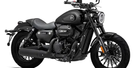 Motocicleta negra estilo cruiser, ideal para tu carnet moto 500cc. Diseño moderno y potente.