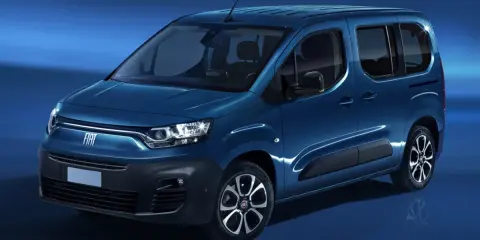 Furgoneta Fiat Doblo azul, ideal para familias, con detalles de diseño y un vistazo a sus dimensiones.