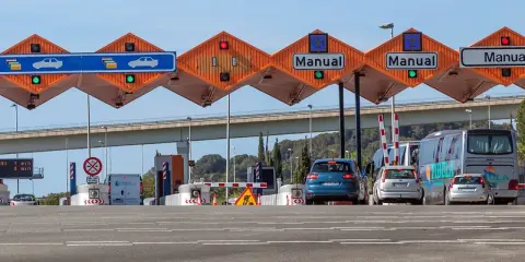 Peajes manuales en carretera. Los coches esperan para pagar.