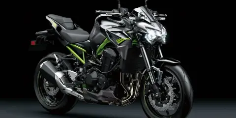 Kawasaki Z900 negra y verde, ideal para tu carnet A2. Potencia y estilo para la carretera.