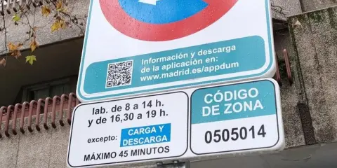 Señal de tráfico de carga y descarga con horarios y código de zona.