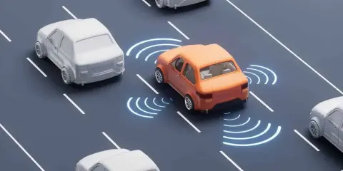 Un coche naranja emite ondas de señalización, indicando su sistema aeb adas. Otros coches blancos circulan a su alrededor en la carretera.