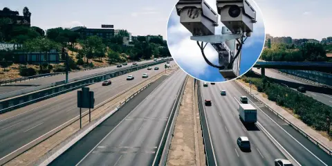 Cámaras de tráfico en autopista, vigilando la velocidad. ¡Cuidado con el límite de falta 4.3 dgt!
