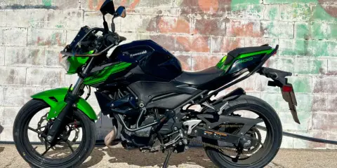 Kawasaki Ninja 400 negra y verde, lista para la aventura. Un carnet moto grande es lo que necesitas para domarla.