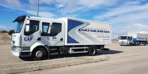 Camiones de autoescuela Zarzaquemada. Consulta el permiso C1 precio y otros cursos.