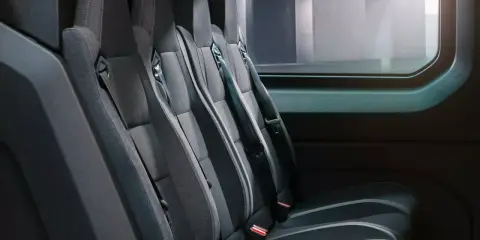 Asientos traseros del renault master interior, con cinturones de seguridad y ventana lateral.