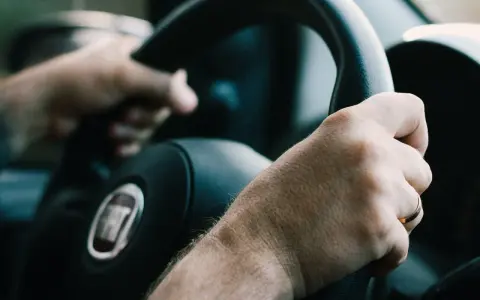 Manos al volante, sintiendo la libertad que da el carnet de que puedo conducir.