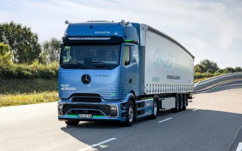Camión eléctrico azul eActros 600 en carretera, listo para el toll collect en Alemania.