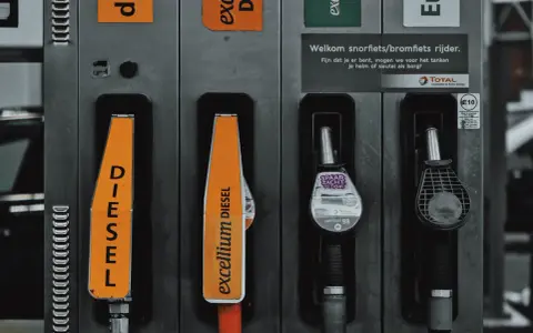 Dispensadores de combustible con etiquetas "DIESEL" y "excellium DIESEL". El precio del transporte por kg varía según el tipo de combustible.