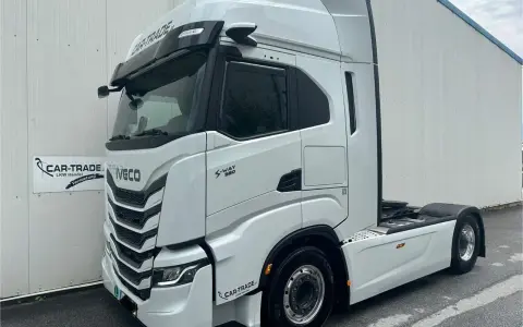 Camión blanco Iveco S-Way 580, listo para la carretera.