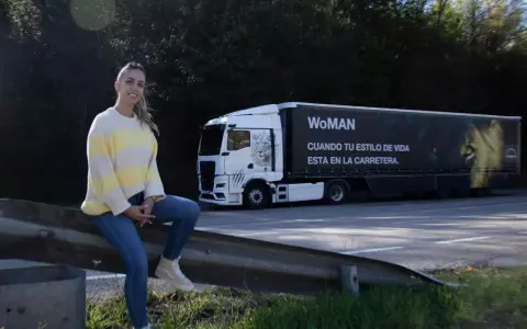 Mujer junto a un camión con el lema "WoMAN". ¿Esta permitido conducir un camión con el permiso B?