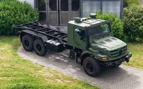 Camión Mercedes Zetros sin carrocería, listo para ser equipado. Su robusto interior y chasis prometen gran capacidad todoterreno.