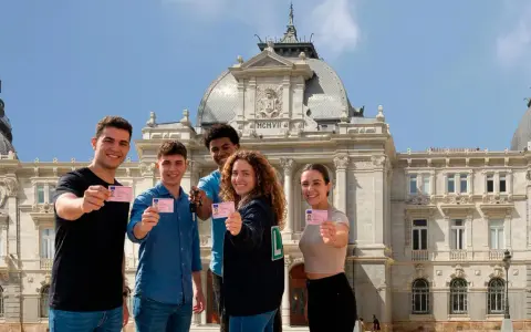 Cinco jóvenes sonríen mostrando sus permisos de conducir. ¡El carnet BTP ya no existe, pero la libertad de conducir sí!