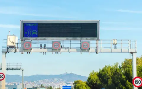 Panel electrónico indica radar y límite de 120 km/h. ¡Cuidado con la multa por línea continua!