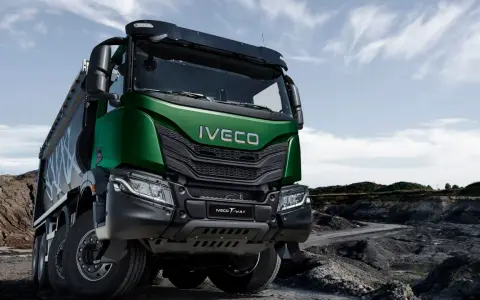 Camión Iveco T-Way verde, listo para la acción en terreno accidentado.