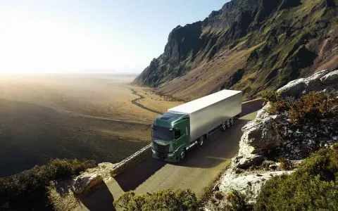 Camión Iveco S-Way 530 verde en carretera montañosa. Las opiniones sobre este modelo son muy positivas.