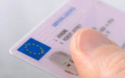 Pulgar sobre un carnet de conducir B2 con el logo de la UE.