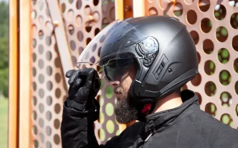 Hombre con barba y casco negro, listo para montar en quad. Es obligatorio llevar casco en un quad para tu seguridad.