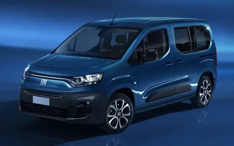 Furgoneta Fiat Doblo azul, ideal para familias, con detalles de diseño y un vistazo a sus dimensiones.