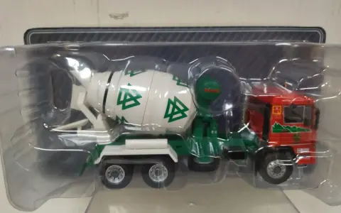 Camión hormigonera Pegaso Trakker en miniatura, con tambor blanco y verde, cabina roja y detalles verdes.