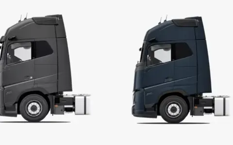 Dos camiones Volvo, uno gris y otro azul oscuro, listos para la carretera. Elige el camión Volvo más potente para tus necesidades.