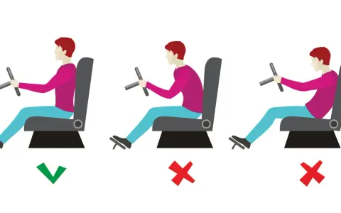 La postura correcta para conducir es sentarse erguido, con la espalda apoyada y los brazos ligeramente flexionados.