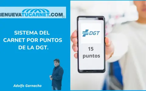 Hombre muestra móvil con 15 puntos DGT. Ideal para la recuperación puntos carnet online y gestionar tu permiso.