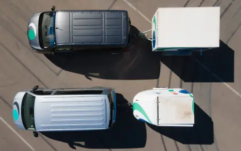 Dos furgonetas, una gris y otra plateada, tiran de remolques. Necesitarás un carnet para llevar caravana de más de 750 kg.