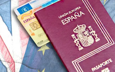 Pasaporte español y carnet de conducir, listos para un posible convenio Colombia España.