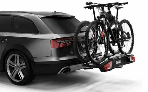 Portaequipajes trasero con dos bicicletas de montaña. Señalizar la carga que sobresale de un camión es crucial para la seguridad vial.