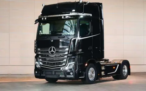 Camión Mercedes-Benz Actros L negro brillante, listo para la carretera.