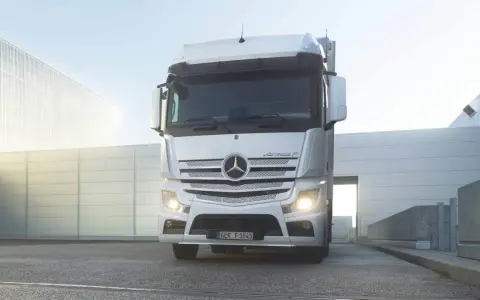 Camión Mercedes-Benz Actros F blanco, listo para la carretera, con su distintivo logo de estrella.