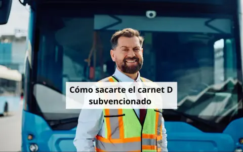 Hombre sonriente con chaleco reflectante frente a un autobús. Averigua cuánto cuesta el carnet de autobus D subvencionado.