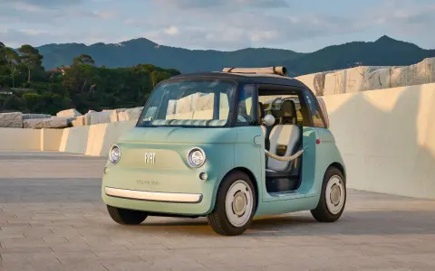 Fiat Topolino, uno de esos coches que no necesitan carnet de conducir, ideal para paseos veraniegos.