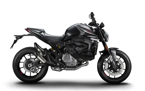Ducati Monster negra, ideal para el carnet A2. Deportiva y ágil, lista para la aventura.