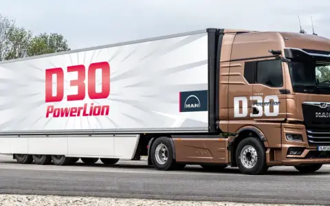 Camión MAN D30 PowerLion marrón, listo para la carretera.