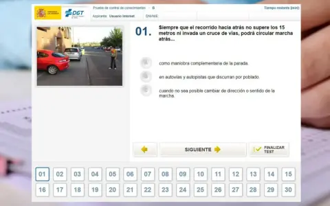 Pantalla de examen de la DGT con una pregunta sobre maniobras marcha atrás. Las preguntas más frecuentes DGT se resuelven así.