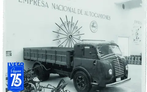 Camión Pegaso de la Empresa Nacional de Autocamiones, con el logo de IVECO y la celebración del 75 aniversario.