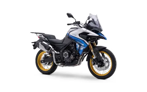 Moto de aventura azul y plateada, ideal como moto para principiantes. Perfecta para explorar caminos nuevos.