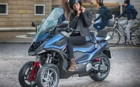Mujer ajustándose el casco en una moto de 3 ruedas azul, ideal para conducir con carnet B.
