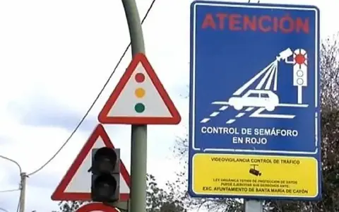 Señales de tráfico advierten: por saltarse un semáforo en rojo quitan puntos. Cámaras vigilan.